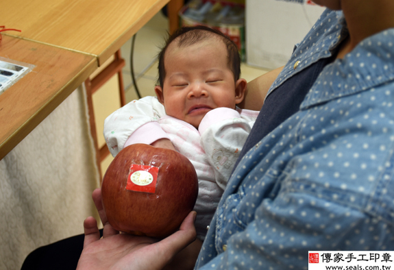 何寶寶(新北永和區嬰兒寶寶滿月剃頭理髮、免費嬰兒剃胎毛儀式吉祥話)。中國風會場，爸媽寶貝免費穿「日中韓」古裝禮服。專業拍照、DVD光碟、證書。★購買「臍帶章、肚臍章、胎毛筆刷印章」贈送：剃頭、收涎、抓周，三選一。 2015.09.06 照片8